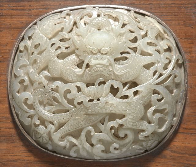 BOÎTE COUVERTE EN BOIS ORNÉE D'UNE PLAQUE EN JADE CÉLADON PÂLE, LE JADE, CHINE, XIXe SIÈCLE, LA BOÎTE POSTÉRIEURE