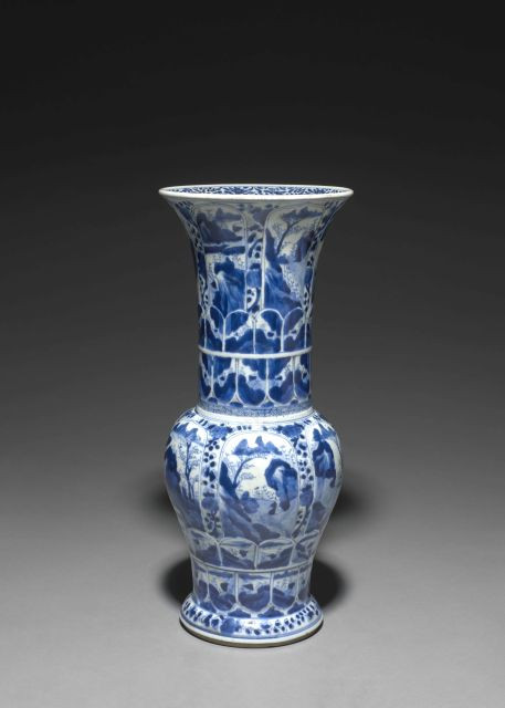 VASE YENYEN EN PORCELAINE BLEU BLANC, CHINE, DYNASTIE QING, ÉPOQUE KANGXI (1662-1722)