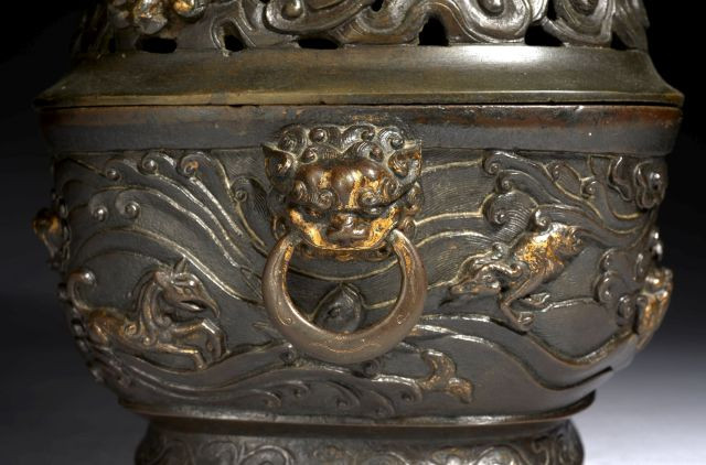 BRÛLE-PARFUMS COUVERT EN BRONZE PARTIELLEMENT DORÉ, CHINE, DYNASTIE MING, XVIIe SIÈCLE