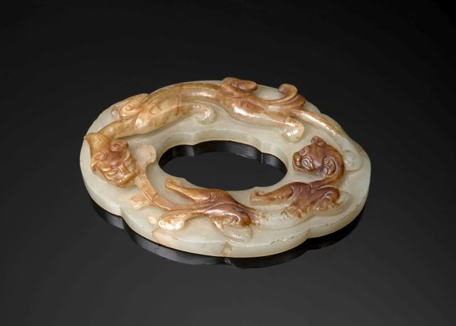 PLAQUE EN JADE CÉLADON PÂLE TEINTÉ DE ROUILLE, CHINE, DYNASTIE QING, XIXe SIÈCLE