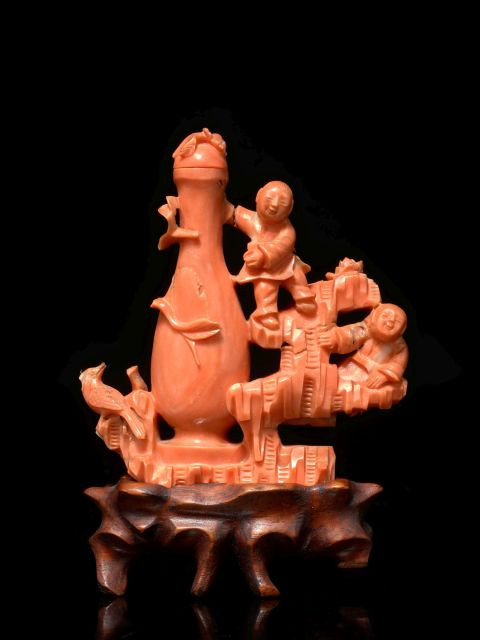 TABATIÈRE EN CORAIL SCULPTÉ, CHINE, DYNASTIE QING, DÉBUT DU XIXe SIÈCLE