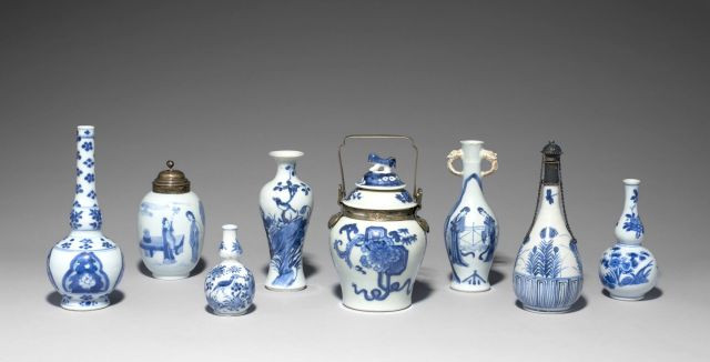 HUIT PETITS VASES EN PORCELAINE BLEU BLANC, CHINE, DYNASTIE QING, XVIIIe ET XIXe SIÈCLE