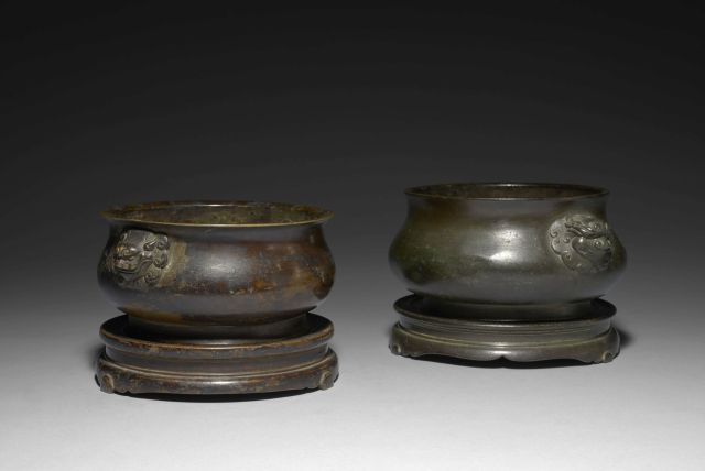 DEUX BRÛLE-PARFUMS ET LEURS SOCLES EN BRONZE, CHINE, XVIIe SIÈCLE