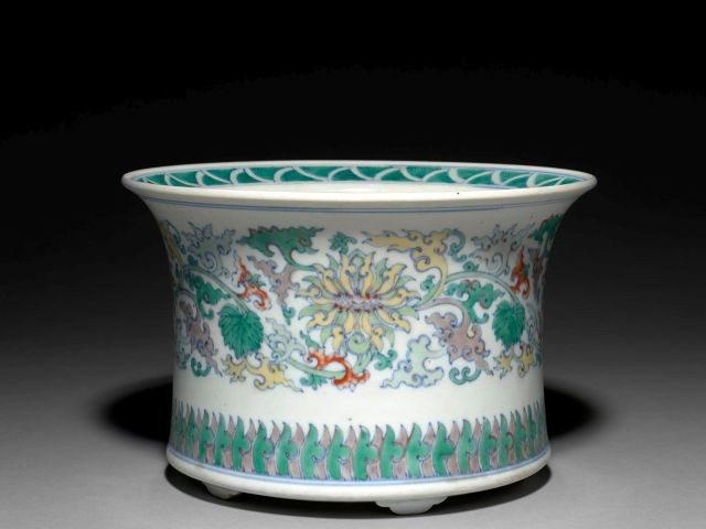 JARDINIÈRE EN PORCELAINE DOUCAI, CHINE, DYNASTIE QING, ÉPOQUE QIANLONG (1736-1795)