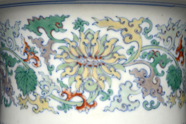 JARDINIÈRE EN PORCELAINE DOUCAI, CHINE, DYNASTIE QING, ÉPOQUE QIANLONG (1736-1795)