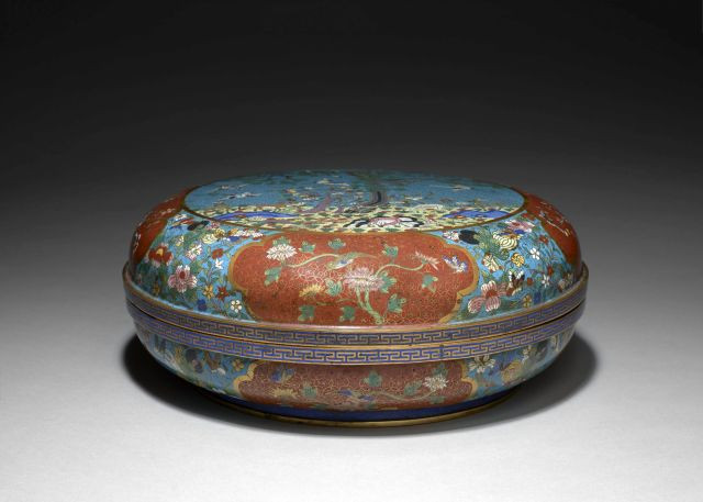 GRANDE BOÎTE COUVERTE EN BRONZE DORÉ ET ÉMAUX CLOISONNÉS, CHINE, DYNASTIE QING, XIXe SIÈCLE