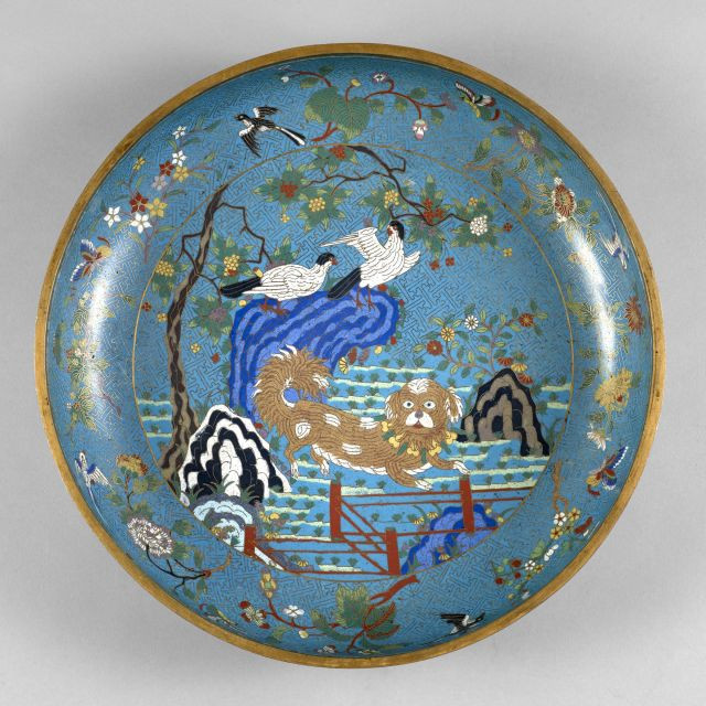 GRANDE BOÎTE COUVERTE EN BRONZE DORÉ ET ÉMAUX CLOISONNÉS, CHINE, DYNASTIE QING, XIXe SIÈCLE