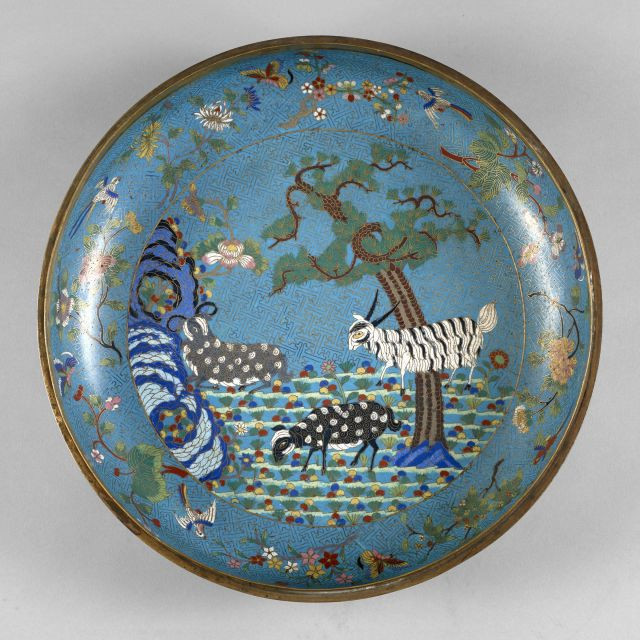 GRANDE BOÎTE COUVERTE EN BRONZE DORÉ ET ÉMAUX CLOISONNÉS, CHINE, DYNASTIE QING, XIXe SIÈCLE