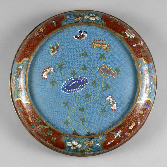 GRANDE BOÎTE COUVERTE EN BRONZE DORÉ ET ÉMAUX CLOISONNÉS, CHINE, DYNASTIE QING, XIXe SIÈCLE