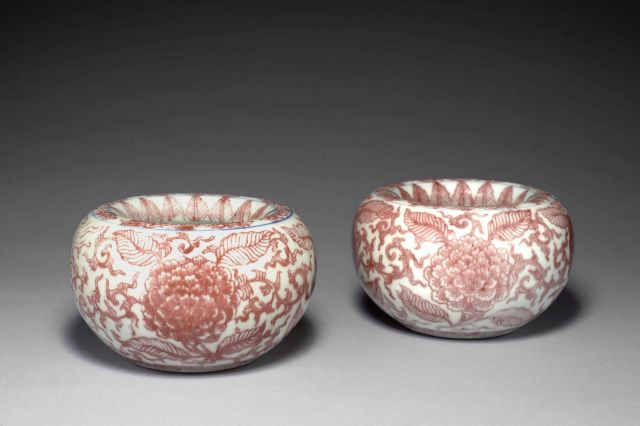 PAIRE DE RINCE-PINCEAUX EN PORCELAINE ROUGE DE CUIVRE, CHINE, FIN DE LA DYNASTIE QING (1644-1912)