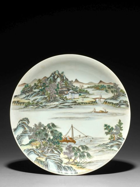 PLAT EN PORCELAINE POLYCHROME, CHINE, DÉBUT DU XXe SIÈCLE