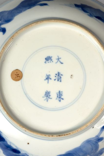 COUPE EN PORCELAINE BLEU BLANC, DYNASTIE QING, MARQUE ET ÉPOQUE KANGXI (1662-1722)