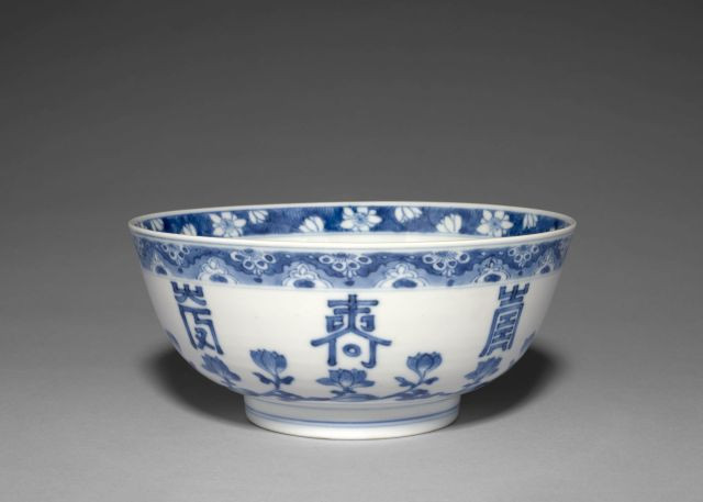 BOL EN PORCELAINE BLEU BLANC, CHINE, DYNASTIE QING, ÉPOQUE KANGXI (1662-1722)