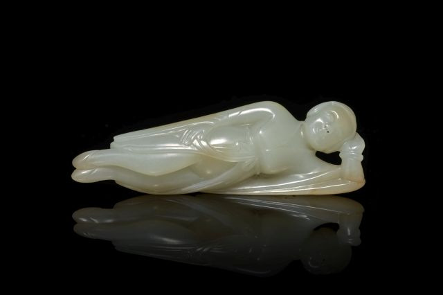 STATUETTE DE "FEMME DE MÉDICIN" EN JADE CÉLADON PÂLE, CHINE