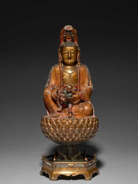 STATUE DE GUANYIN ET ENFANT EN BRONZE PARTIELLEMENT DORÉ ET LAQUÉ, CHINE, DYNASTIE MING, XVIIe SIÈCLE