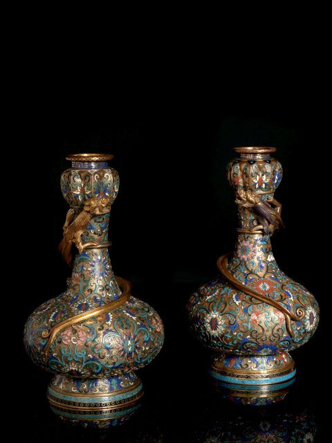 PAIRE DE VASES EN ÉMAUX CHAMPLEVÉS, CHINE, PREMIÈRE MOITIÉ DU XXe SIÈCLE