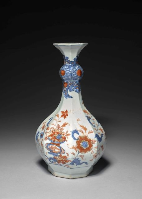 VASE EN PORCELAINE IMARI CHINOIS, CHINE, DYNASTIE QING , XVIIIe SIÈCLE