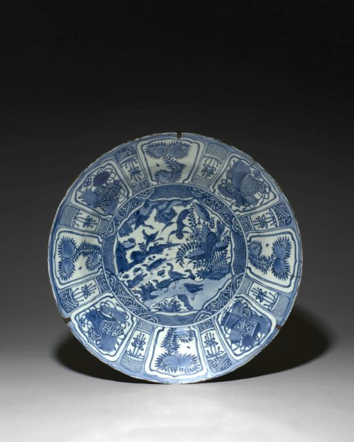 GRAND PLAT EN PORECELAINE BLEU BLANC, KRAAK, CHINE, FIN DE LA DYNASTIE MING, ÉPOQUE WANLI (1573-1620)