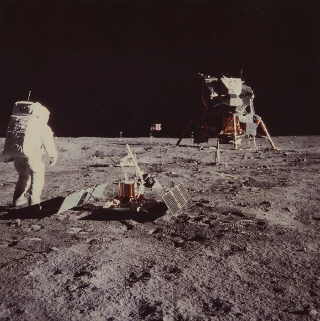 NASA  Mission Apollo 11, Buzz Aldrin à côté du module lunaire - 20 juillet 1969 Épreuve en couleurs d'époque sur papier Kodak