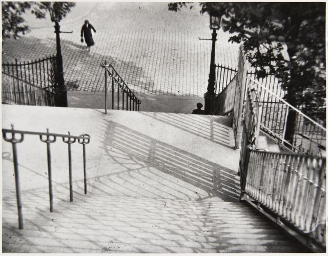 André KERTESZ (1894-1985) Montmartre - 1926 Épreuve argentique (c. 1970)