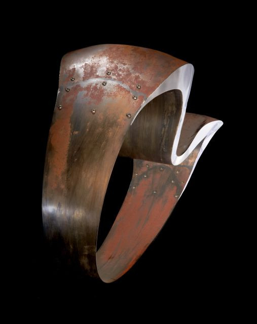 Ron ARAD (Né en 1951) Fauteuil "Sit" - 1990 Assise et dossier en acier patiné et poli miroir, lame en acier trempé