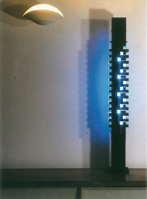 Serge MOUILLE (1922 - 1988) Exceptionnel et unique exemplaire connu du luminaire "Gratte-ciel" - 1962 Socle en acier raboté gros gra...