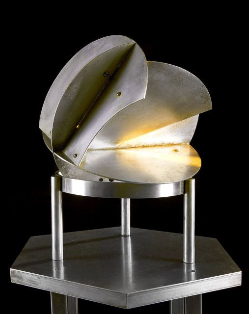 Jacques LE CHEVALLIER & René KOECHLIN (1896-1987 & 1866-1972) Ensemble comprenant une lampe "sphère n°4" et une table hexagonale - 1...
