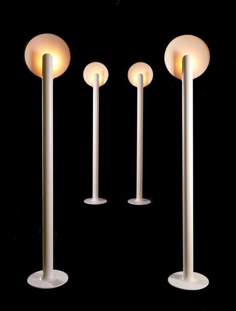 Pierre PAULIN (1927-2009) Rare suite de quatre lampadaires dits "Elysée" - 1973 Fût et réflecteur en aluminium laqué ivoire