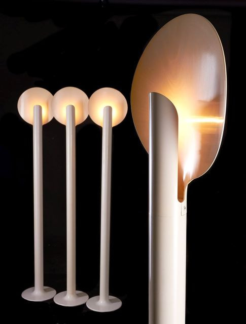 Pierre PAULIN (1927-2009) Rare suite de quatre lampadaires dits "Elysée" - 1973 Fût et réflecteur en aluminium laqué ivoire