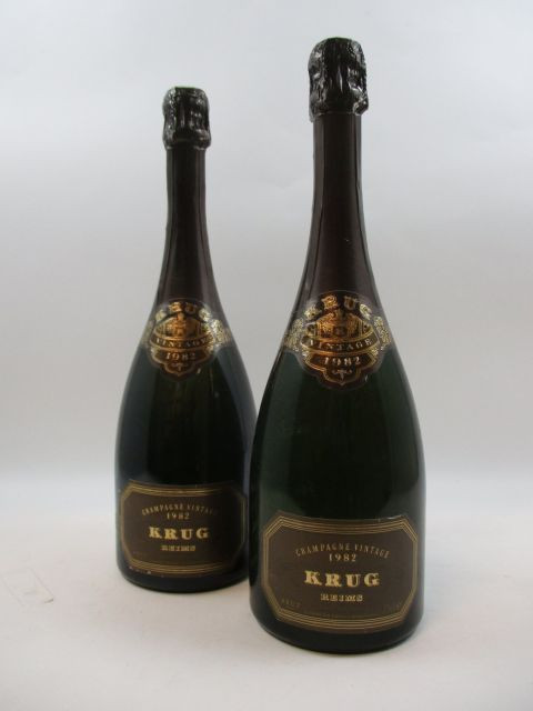 2 bouteilles CHAMPAGNE KRUG 1982 (étiquettes fanées) (Cave 19)