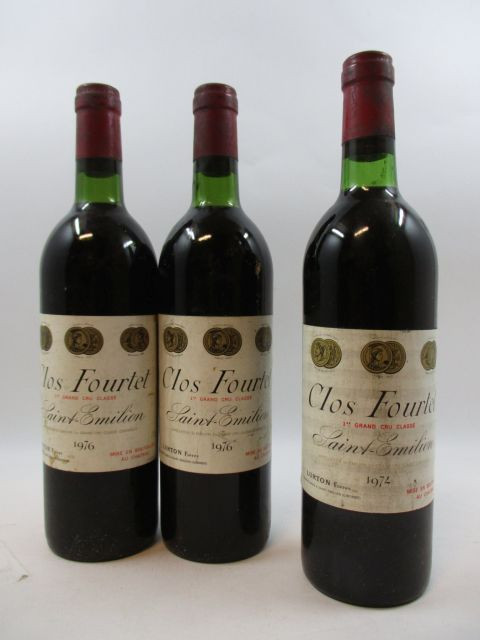 3 bouteilles 1 bt : CHÂTEAU CLOS FOURTET 1974 1er GCC (B) Saint Emilion (base goulot, étiquette léger abimée)