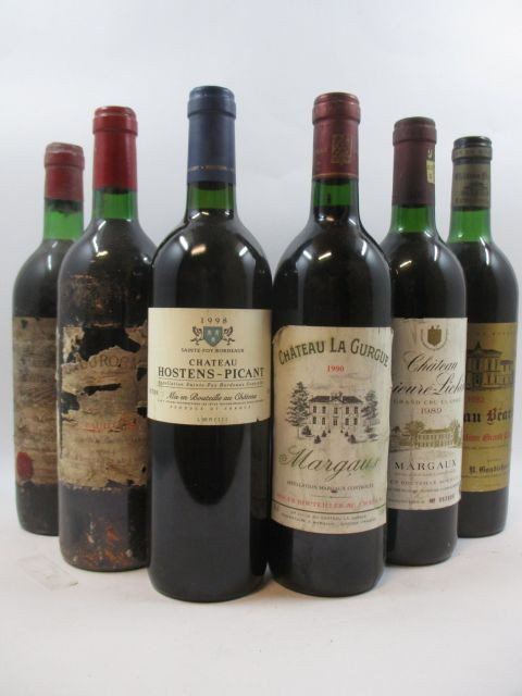 11 bouteilles 1 bt : CHÂTEAU LA GURGUE 1990 Margaux (étiquette abimée) 1 bt : CHÂTEAU PRIEURE LICHINE 1989 4è GCMargaux (base goulot, é