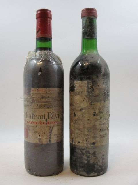 6 bouteilles 2 bts : CHÂTEAU PAVIE 1974 1 GCC (B) Saint Emilion (étiquettes très abimées, déchirées)