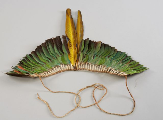COIFFE en plumes multicolores au recto et vertes au verso. Ara Hyacinthe (I/A pré-convention) , Ara bleu et Amazone Aourou. Haut. :...