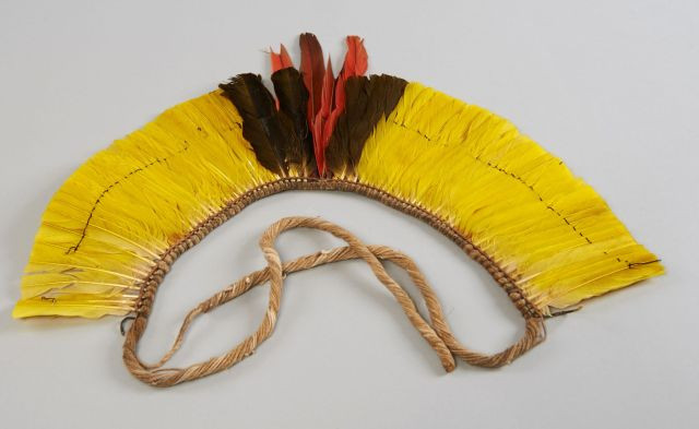 DEUX COIFFES en plumes, l'une en Ara rouge (I/A pré-convention) et cacique vert. Haut. : 20.5 cm, Largeur : 44 cm. Ara macao, psaroc...