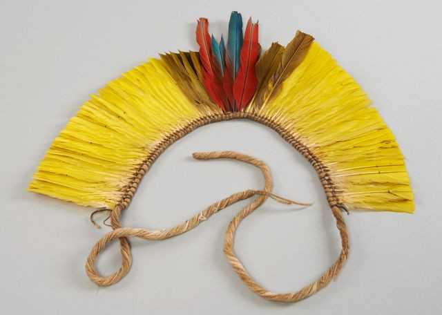 DEUX COIFFES en plumes, l'une en Ara rouge (I/A pré-convention) et cacique vert. Haut. : 20.5 cm, Largeur : 44 cm. Ara macao, psaroc...