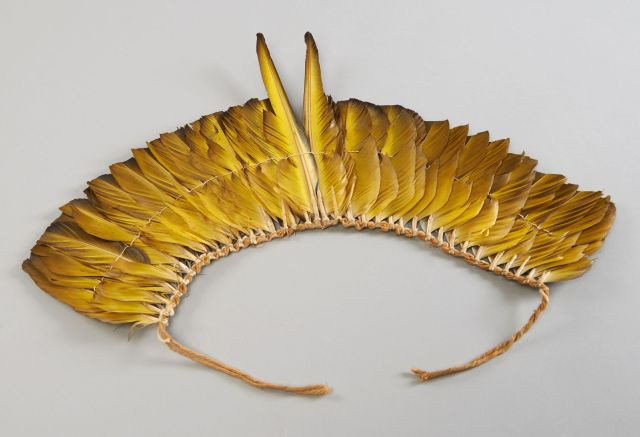 DEUX COIFFES en plumes, l'une en Ara rouge (I/A pré-convention) et cacique vert. Haut. : 20.5 cm, Largeur : 44 cm. Ara macao, psaroc...