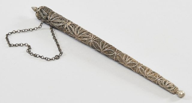 YAD (main de lecture) en argent filigrané, avec une chainette. Long.: 22,5 cm. Poids 89 gr. TUNISIE,  vers 1900. Poinçon à la tête...