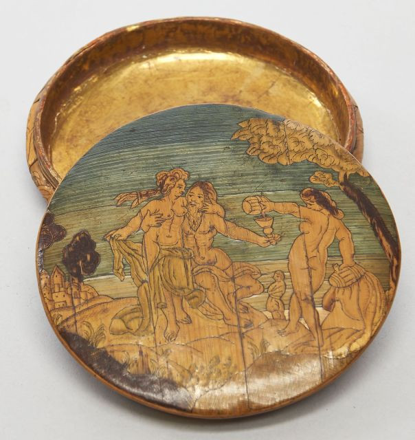 RARE BOITE ronde en marqueterie de paille bleutée et dorée, décor gravé sur le couvercle, de Loth enivré par ses filles. Un paysage...