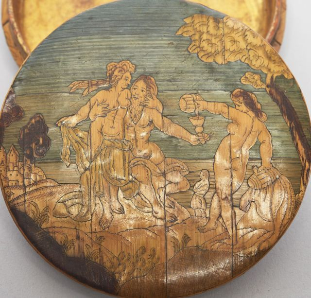 RARE BOITE ronde en marqueterie de paille bleutée et dorée, décor gravé sur le couvercle, de Loth enivré par ses filles. Un paysage...