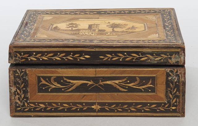 COFFRET rectangulaire entièrement marqueté de paille à dominante brune et blonde, décor sur le couvercle d'un paysage maritime dans...