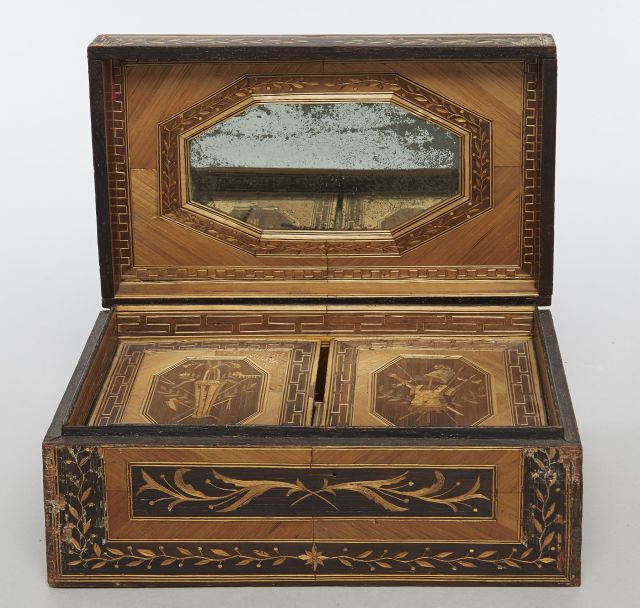 COFFRET rectangulaire entièrement marqueté de paille à dominante brune et blonde, décor sur le couvercle d'un paysage maritime dans...