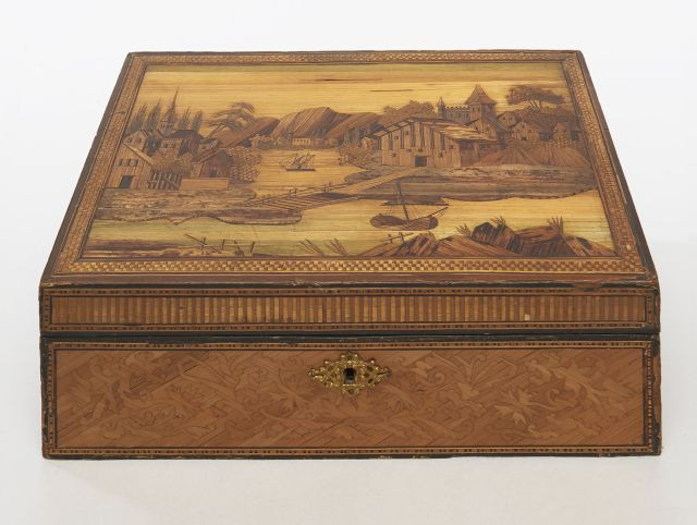 BEAU COFFRET rectangulaire entièrement décoré de marqueterie de paille, riche décor sur le couvercle d'un paysage portuaire avec un...