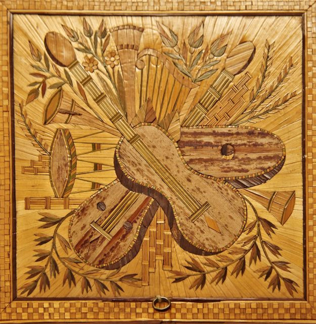 BEAU COFFRET rectangulaire entièrement décoré de marqueterie de paille, riche décor sur le couvercle d'un paysage portuaire avec un...