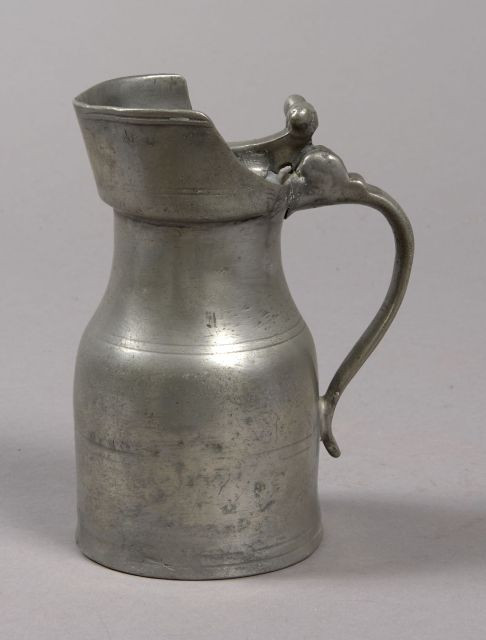 ORLEANS - Pichet à épaulement, gobelet botte, poucier à glands. Poinçonnage : C / P B / 1708, Pierre BEAUDEDUIT (père ?). Premiè...