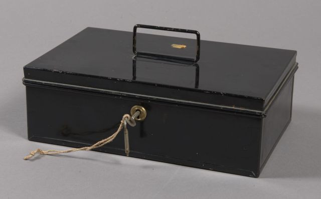 BEAU COFFRET A MOUCHES A SAUMON anglais, métallique, contenant 5 plateaux amovibles. TBE ( 28 x 13 x 9 cm).