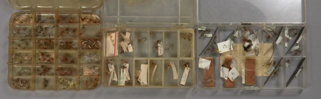 ENSEMBLE DE BOITES contenant 250 à 300 mouches sèches originales Devaux et divers. Trois boîtes contenant environ 150 mouches sèches...