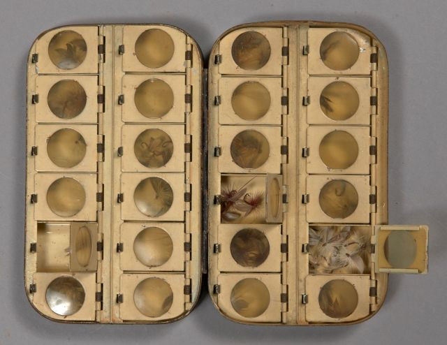 TROIS BOITES A MOUCHES : - Malloch 24 cases avec 20 à 30 mouches sèches. - Wheatley plate avec 20 à 30 mouches. - L'Essor rond...