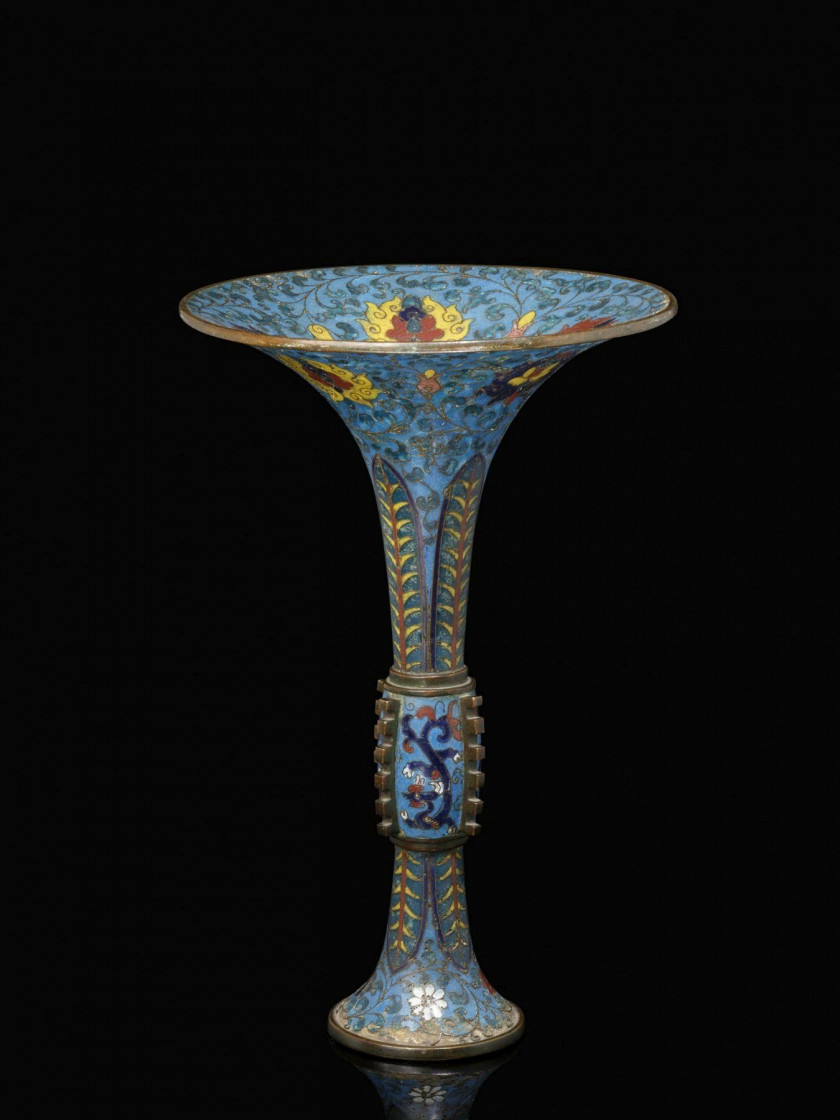 VASE GU EN BRONZE ET ÉMAUX CLOISONNÉS, CHINE, DYNASTIE QING, XIXe SIÈCLE