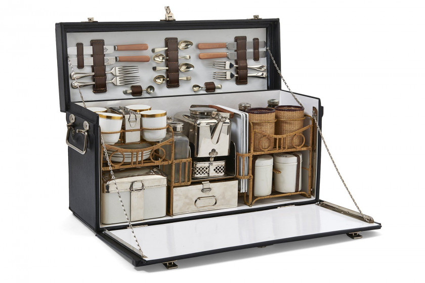 NECESSAIRE A PIQUE-NIQUE POUR QUATRE PERSONNES Travail Suisse, circa 1920 Mallette gainée de toile enduite verte, fermoirs et serrures
